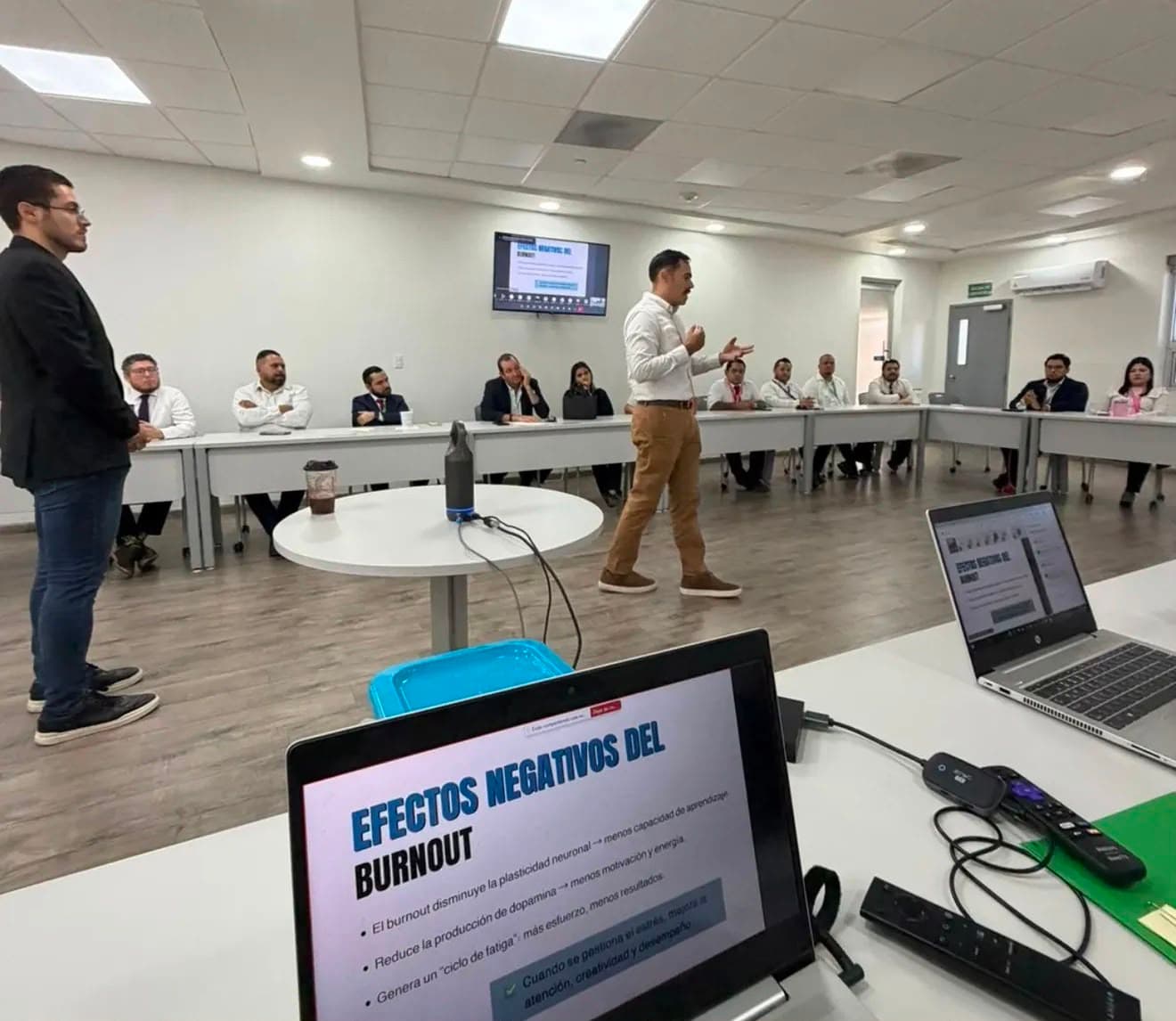 Charla de entrop_ia sobre los efectos del burnout ante un equipo corporativo