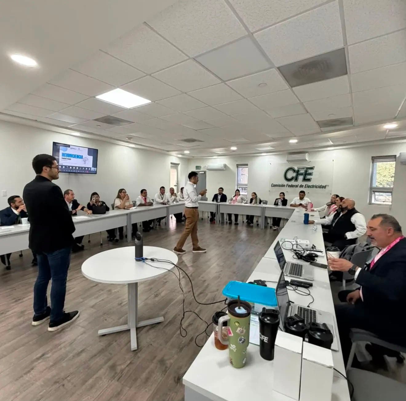Sesión de neurociencia y productividad de entrop_ia en instalaciones de CFE