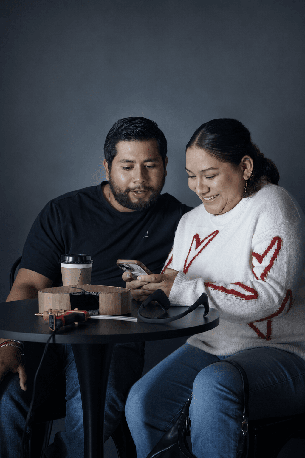 Pareja participando en una sesión de neuromarketing