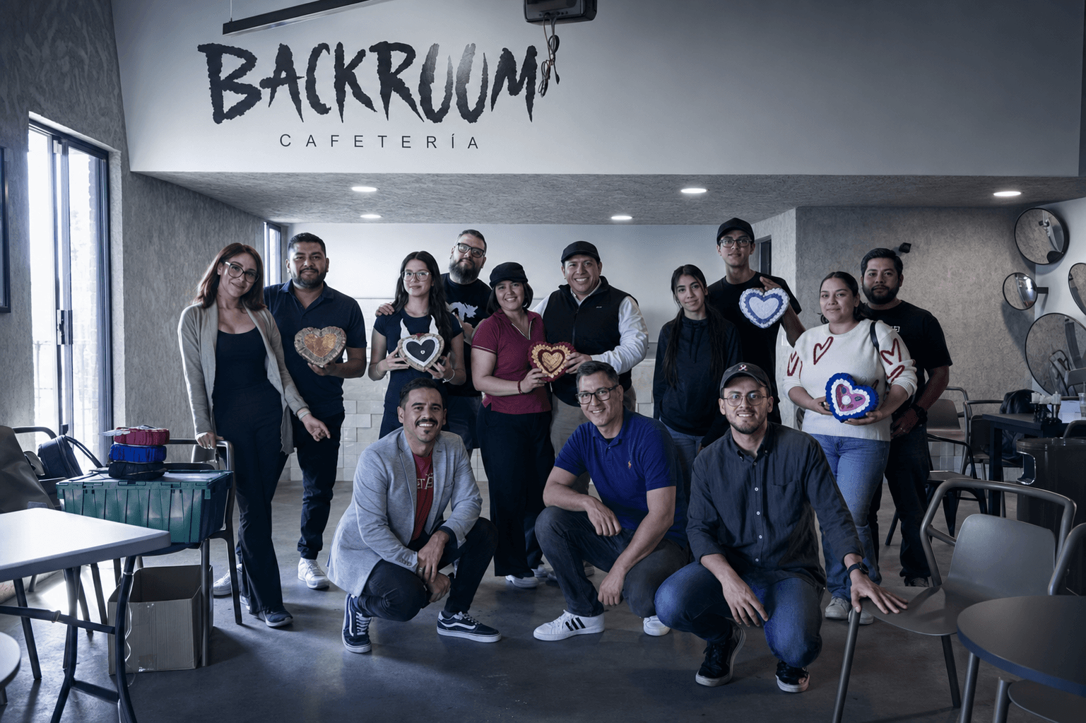 Grupo de participantes al finalizar un taller en Backroom Cafetería