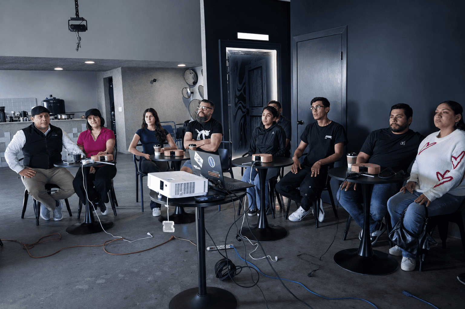 Grupo de participantes en un taller con proyector