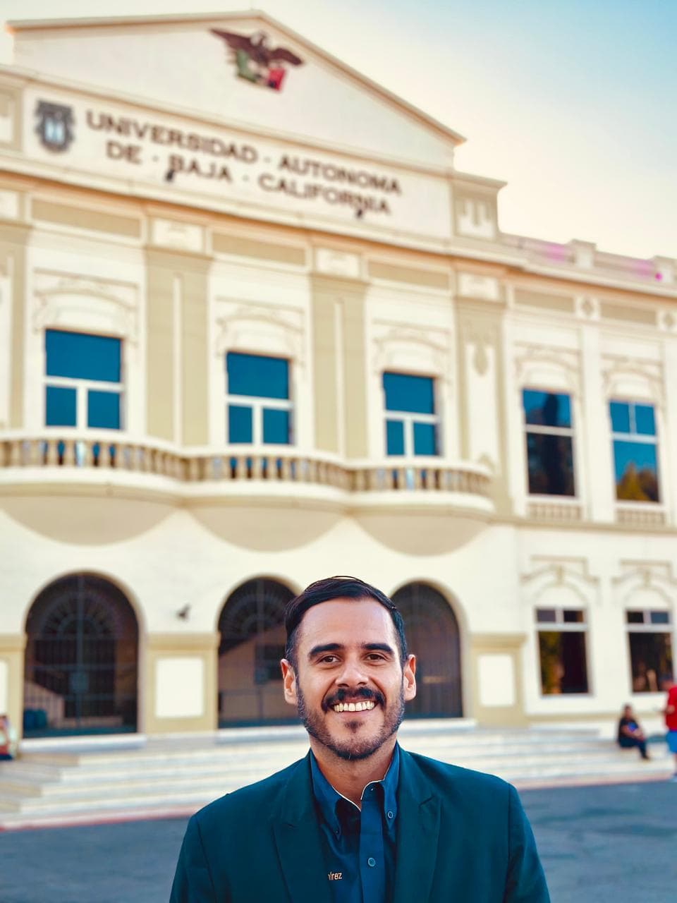Retrato del Dr. Alexis Acuña, fundador de entrop_ia