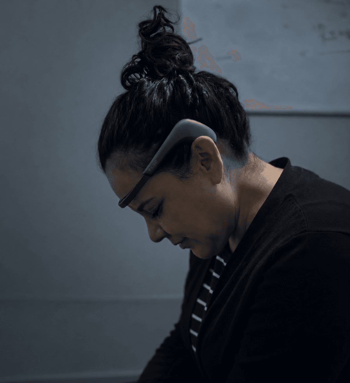 Sesión de medición neurocognitiva con diadema EEG en instalaciones de entrop_ia