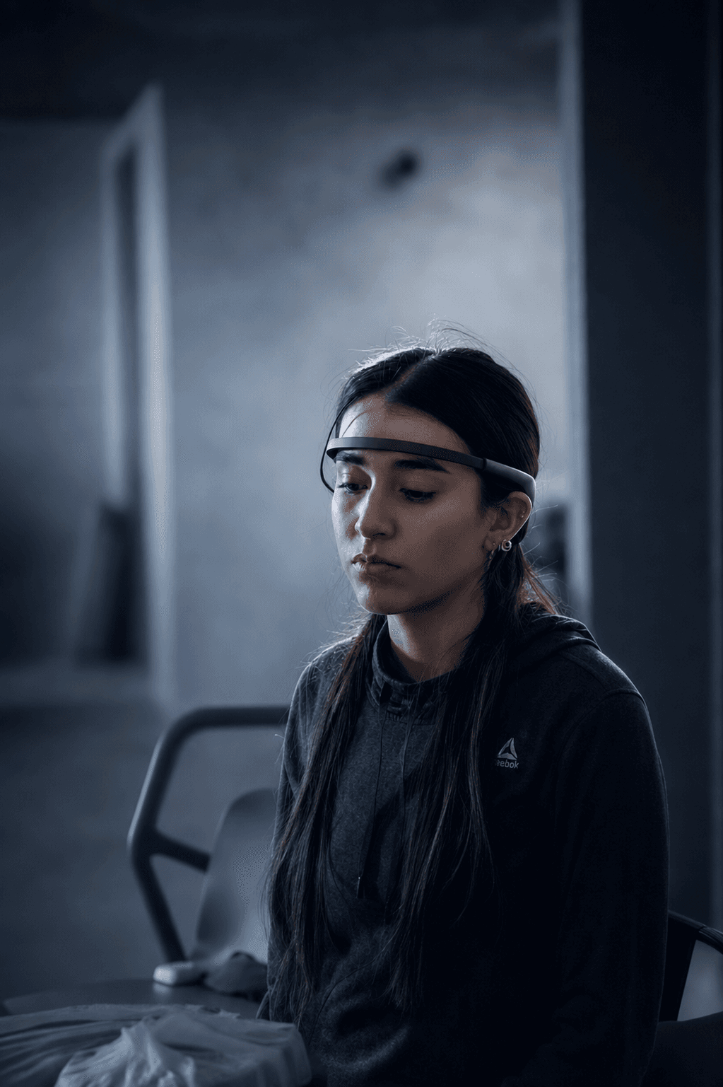 Participante durante una sesión de evaluación con diadema EEG portátil